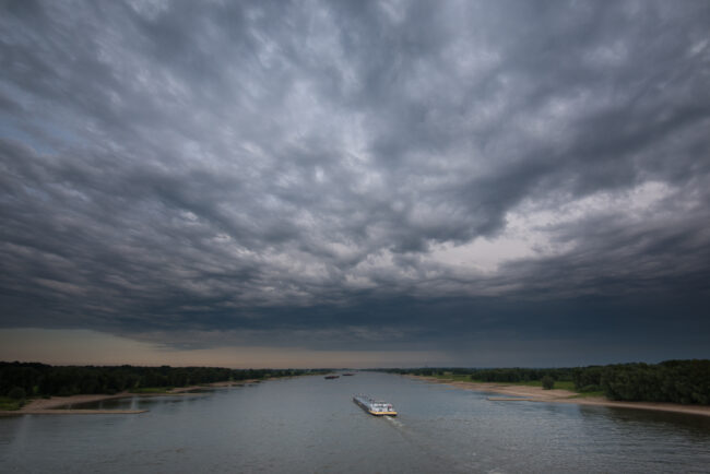 Rolwolken boven de Waal