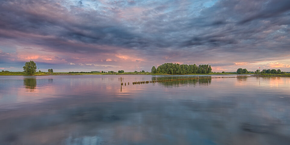 Avondlucht langs de Nederrijn bij Wageningen