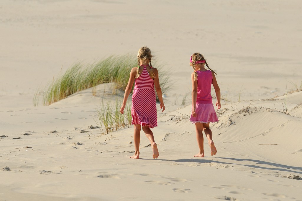 Twee meisjes op het strand van Terschelling